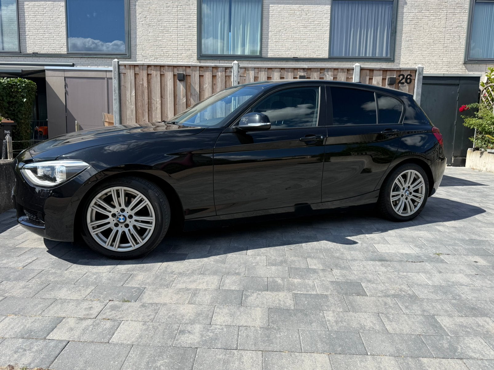 BMW 1-Serie 114i 2013| PDC| carplay| Cruise | ketting verva, Auto's, BMW, 1-Serie, 4 cilinders, Zwart, 19 km/l