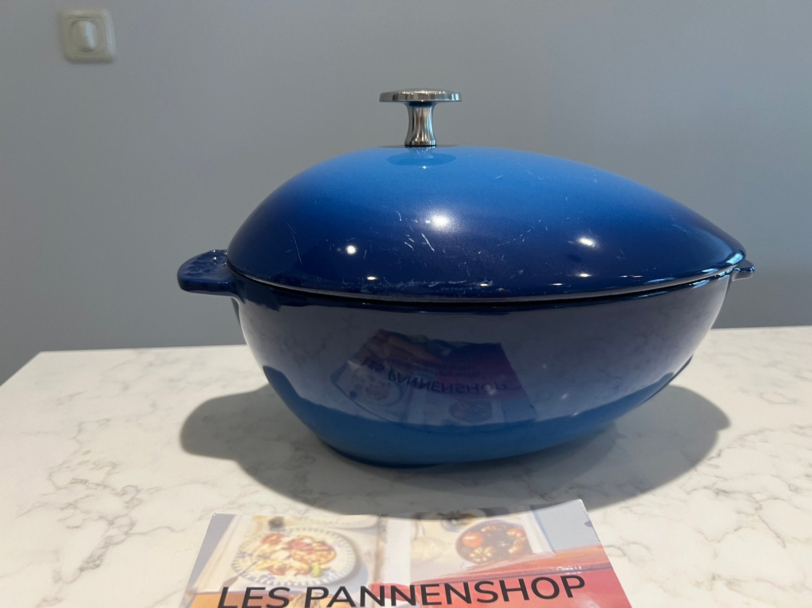 Staub mosselpan compleet Blauw 2 liter, Huis en Inrichting, Gebruikt, Gietijzer, Geschikt voor inductie, Ophalen of Verzenden