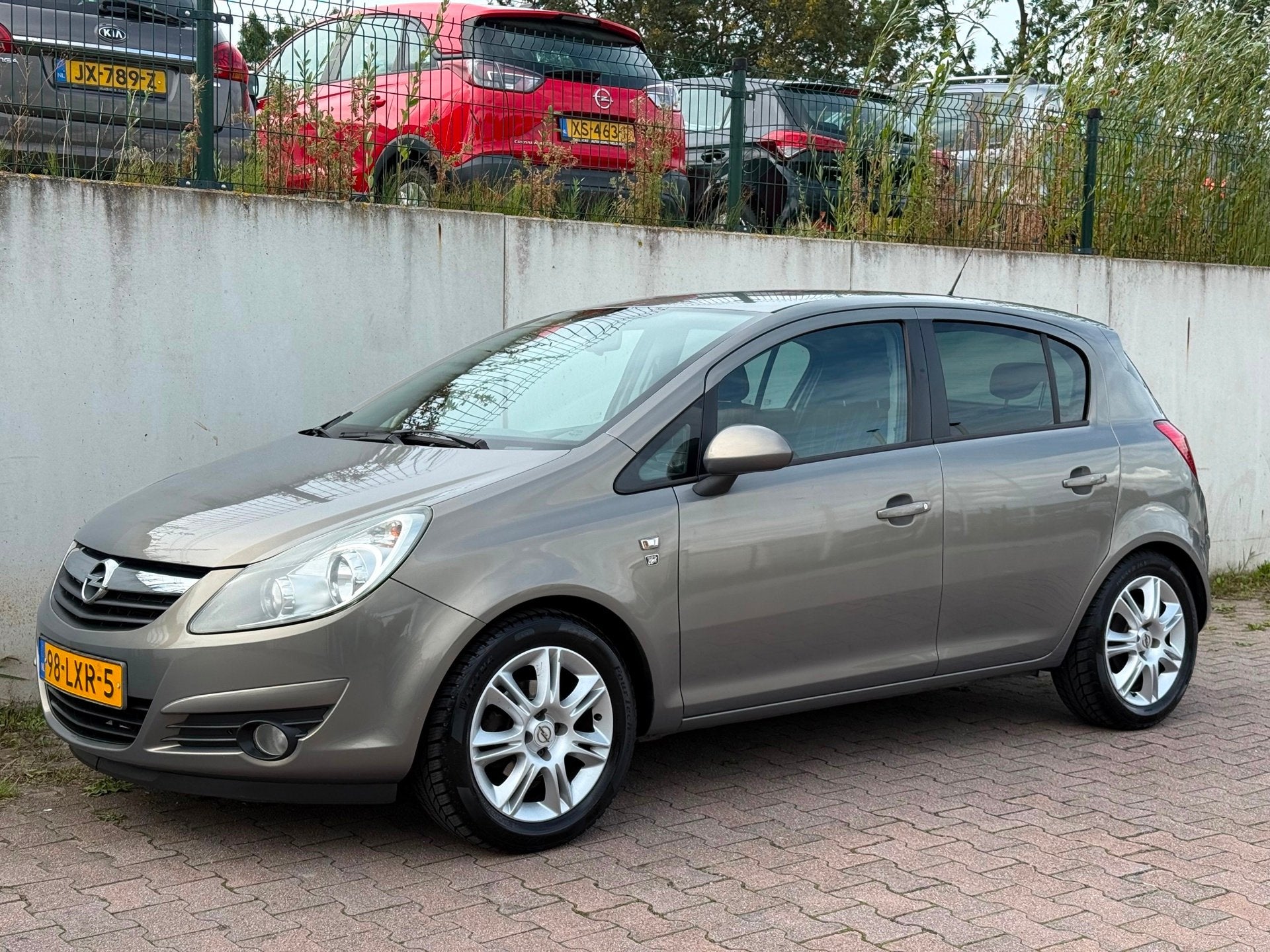 Opel Corsa 1.2-16V '111' Edition/AUTOMAAT/CRUISE/APK 07-2027, Auto's, Opel, Gebruikt, 4 cilinders, Bruin, 1229 cc