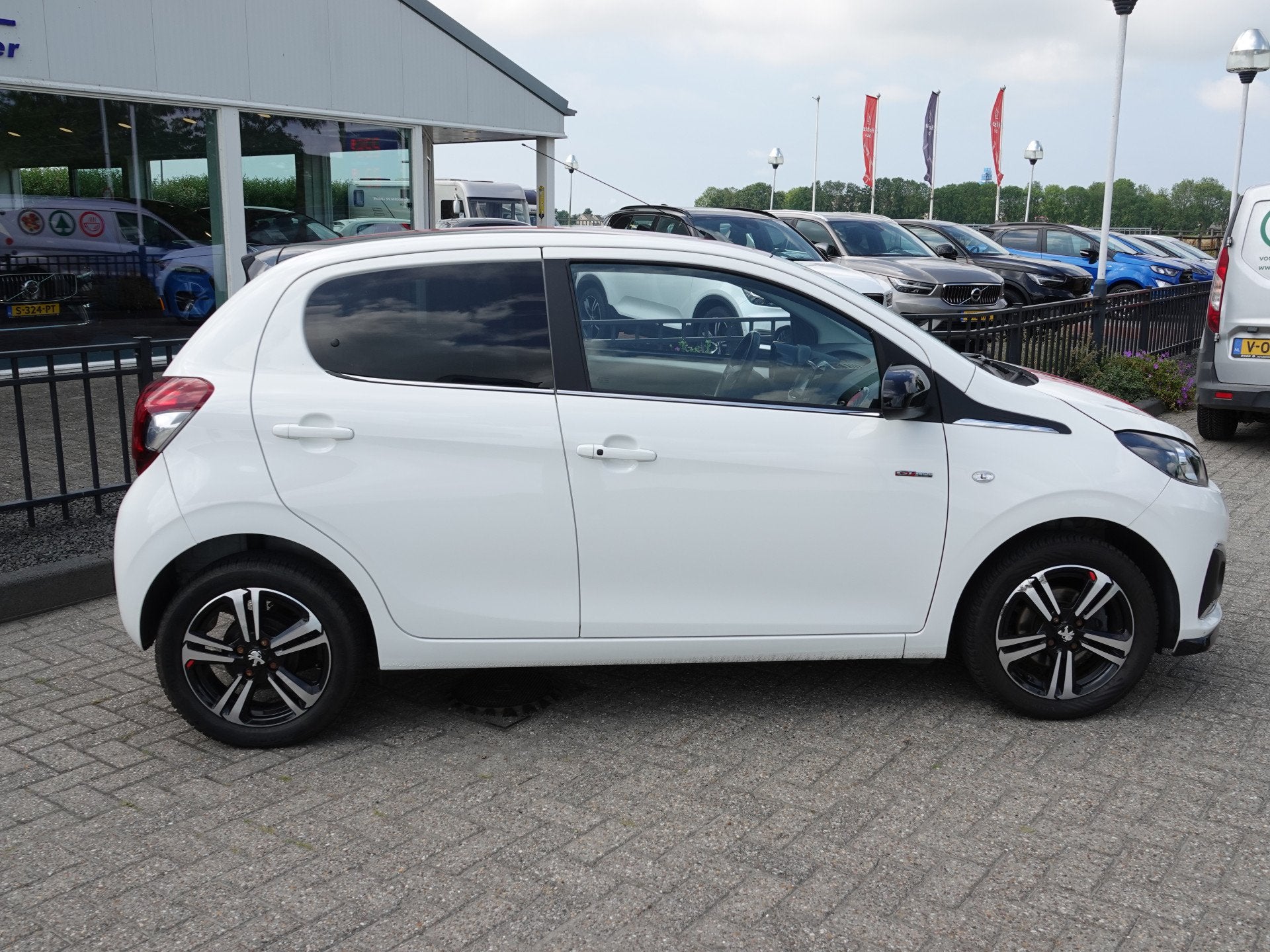 Peugeot 108 1.0 e-VTi GT-Line BOMVOL | KEYLESS | H-LEER | NA, Voorwielaandrijving, Gebruikt, Euro 6, 4 stoelen