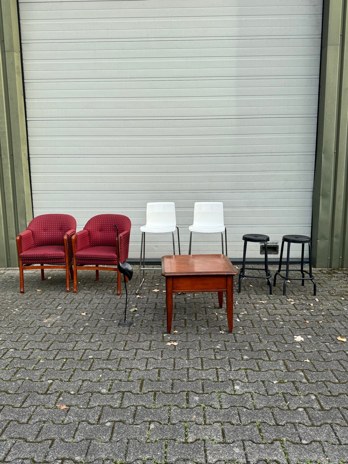 Diverse meubels en decoratie: krukken, stoelen, tafel, vogel, Ophalen, Gebruikt, Twee, Rood