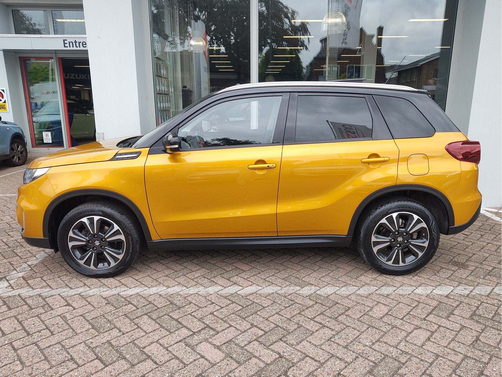 Suzuki Vitara 1.4 BOOSTERJET STYLE SMART HYBRID Open dak | A, 12 maanden, Gebruikt, Zwart, Geel
