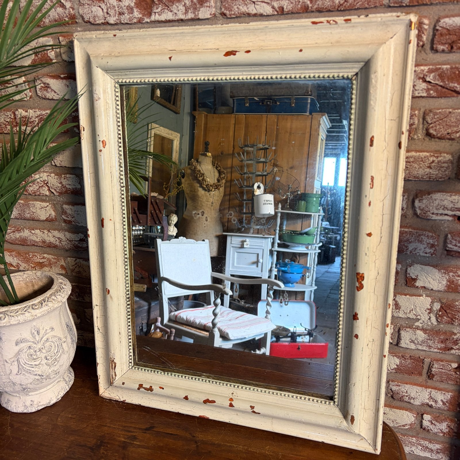 Brocante Franse spiegel met kralenrand / oude spiegels, Antiek en Kunst, Curiosa en Brocante, Ophalen of Verzenden