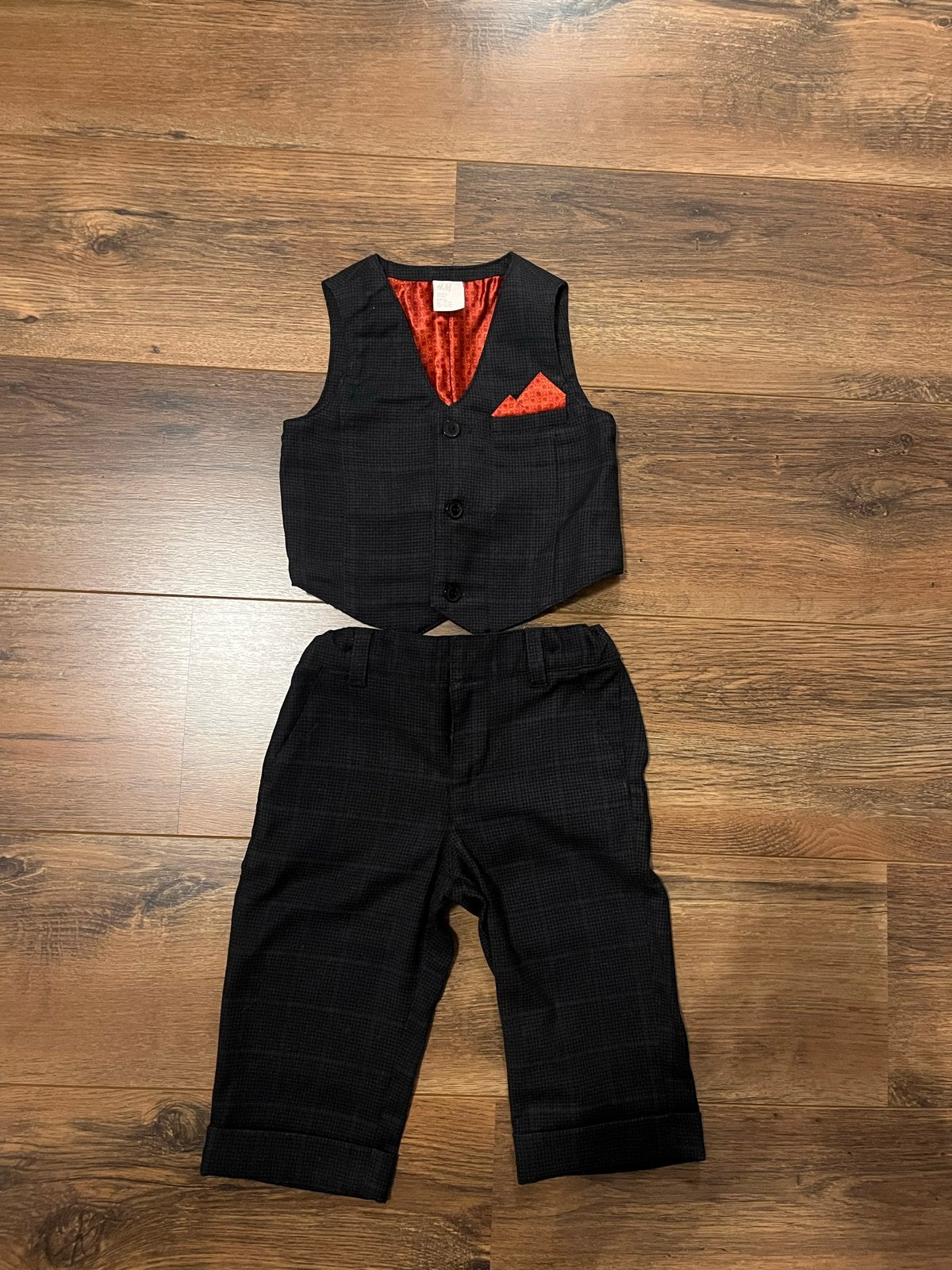 Nette set: gilet en korte broek voor jongen maat 80 cm, Ophalen of Verzenden, Zo goed als nieuw, Jongetje, Setje