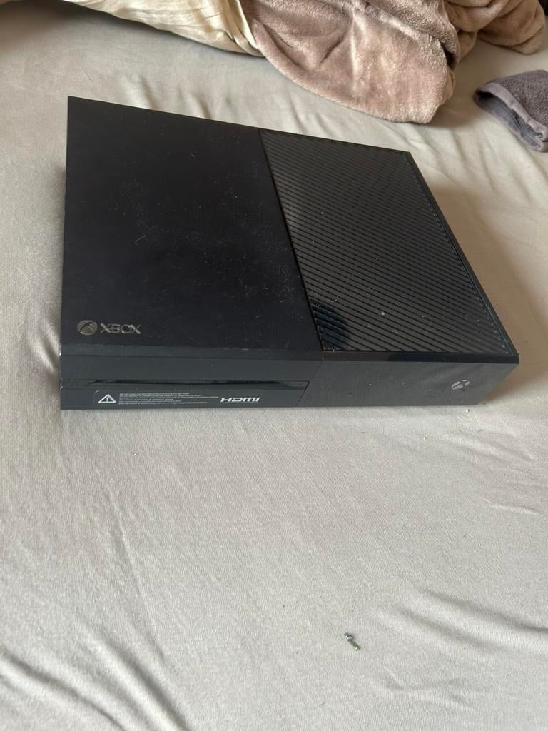 Xbox one 500 GB/go twee controllers drie spellen, 1 speler, Ophalen of Verzenden, Zo goed als nieuw, Vanaf 3 jaar