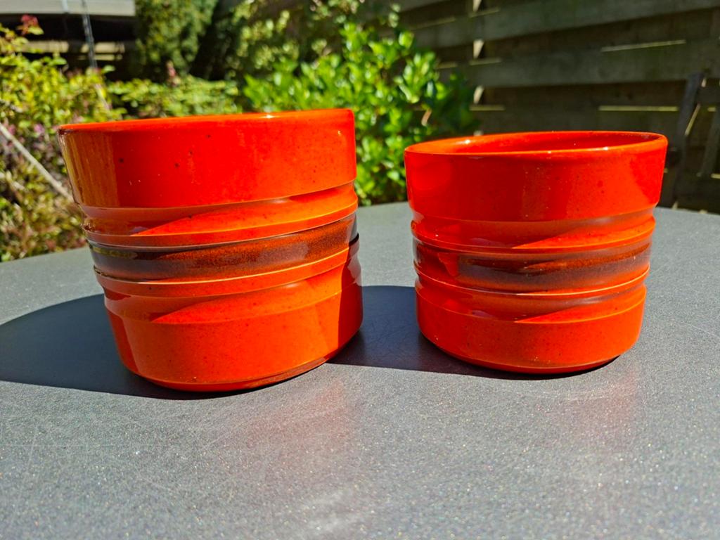 Set van 2 retro bloempotten oranje met bruine streep, Verzamelen, Retro, Ophalen of Verzenden, Huis en Inrichting