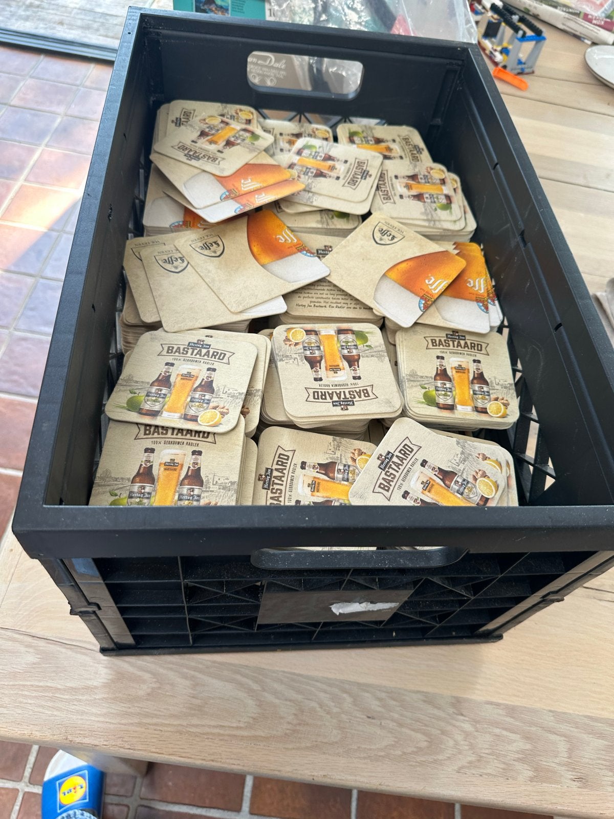 Grote krat bierviltjes van Hertog Jan en Leffe, Ophalen, Gebruikt, Glasonderzetter, Meerkleurig