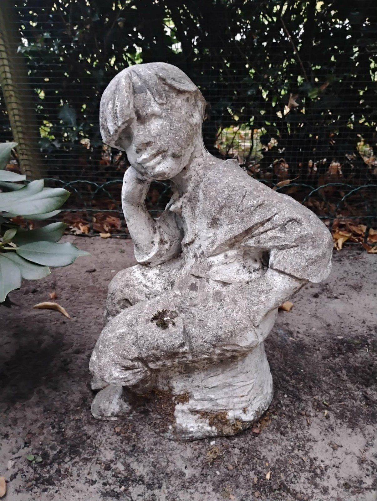 Charmant betonnen tuinbeeldje van een zittende jongen., Ophalen, Gebruikt