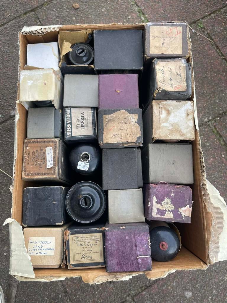 Doos met Pianolarollen, Muziek en Instrumenten, Piano's, Ophalen of Verzenden, Gebruikt, Zwart