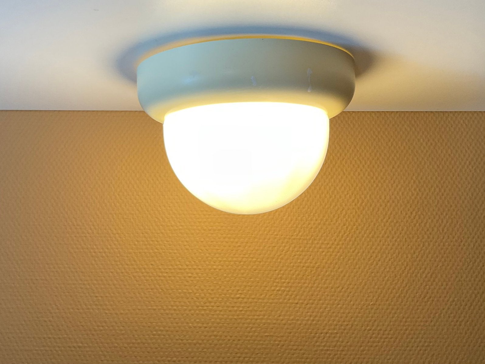 Plafondlamp melkglas bol met kunststof ring E27 fitting, Ophalen of Verzenden, Gebruikt, Kunststof, E27 (groot)