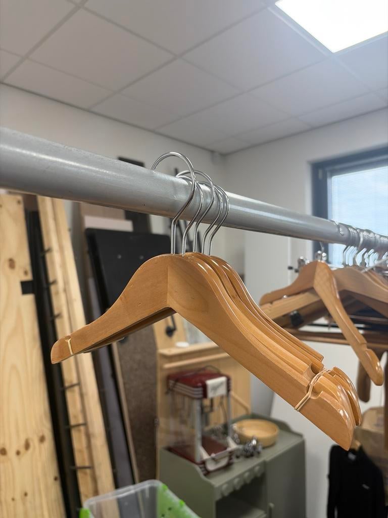 Houten kledinghangers ikea Hanga 1000 stuks, Kleding | Dames, Kledinghangers, Ophalen, Gebruikt, Hout, Kinderen en Volwassenen