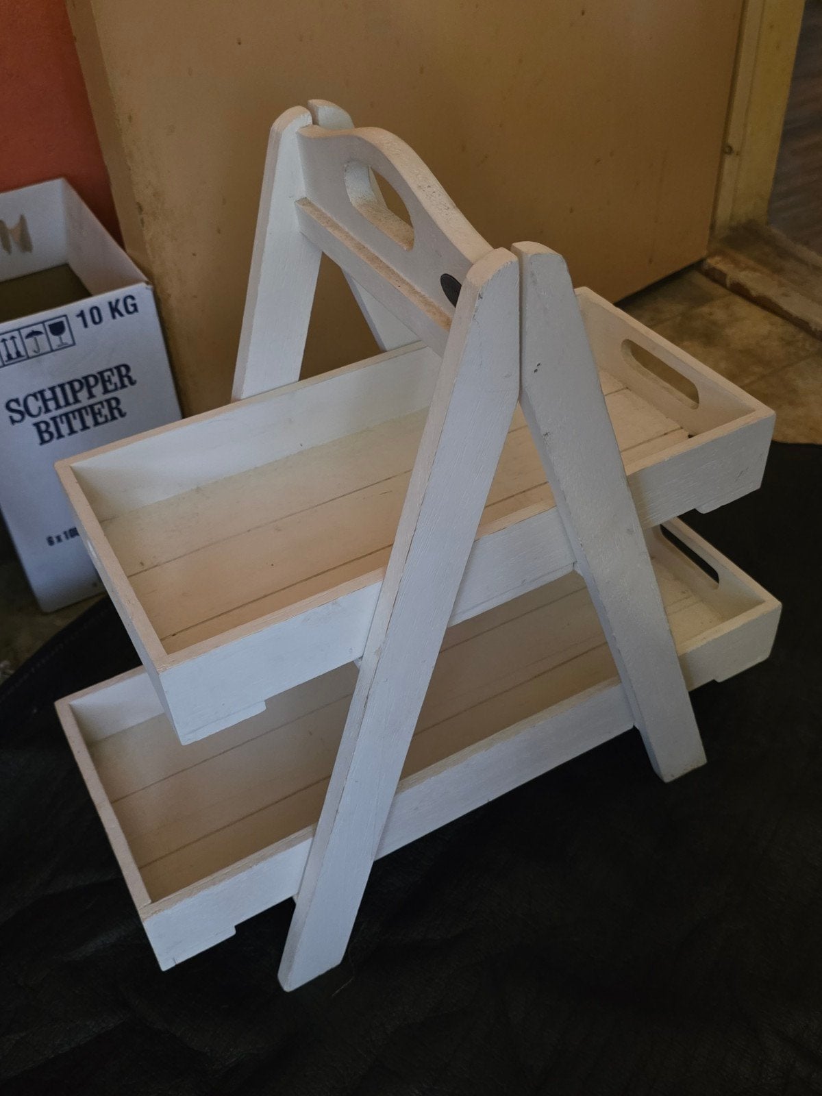 Witte houten etagere met 2 lagen - decoratief en praktisch, Ophalen, Gebruikt, Wit, Hout