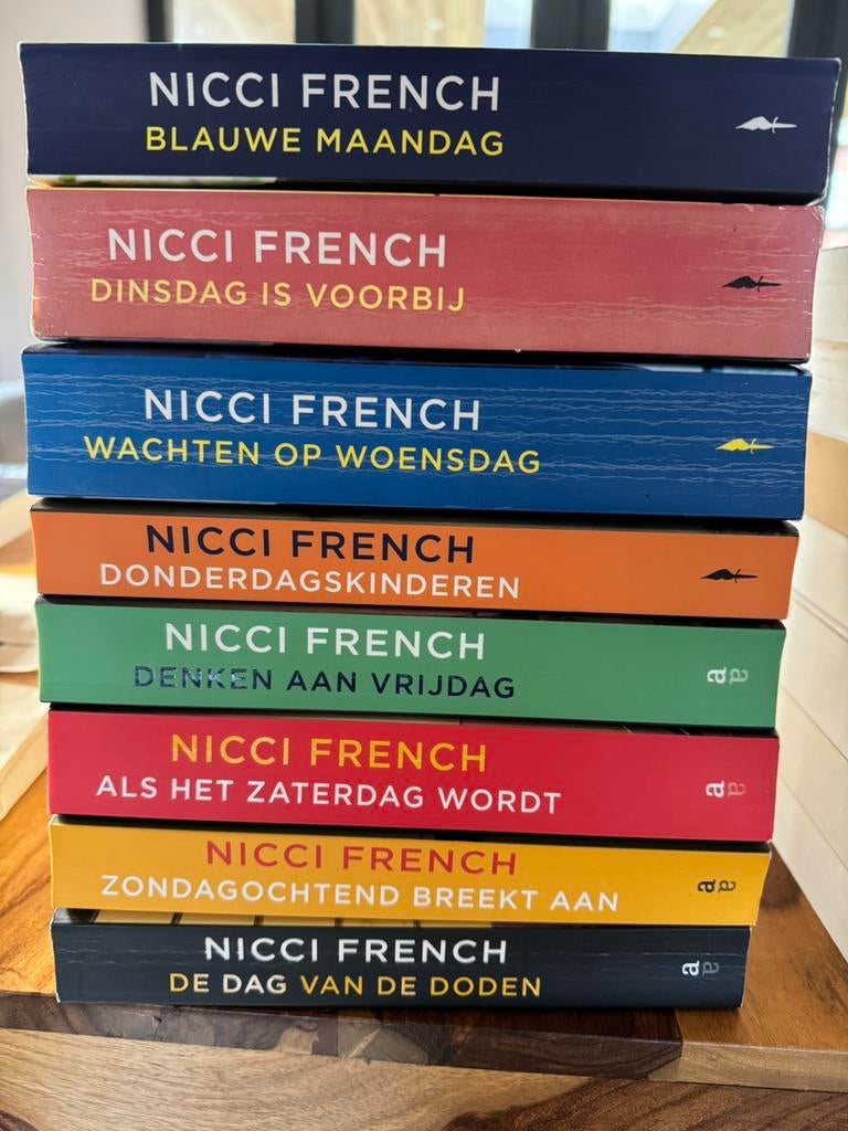8x Nicci French Thrillers - Frida Klein serie, Boeken, Thrillers, Ophalen of Verzenden, Gelezen