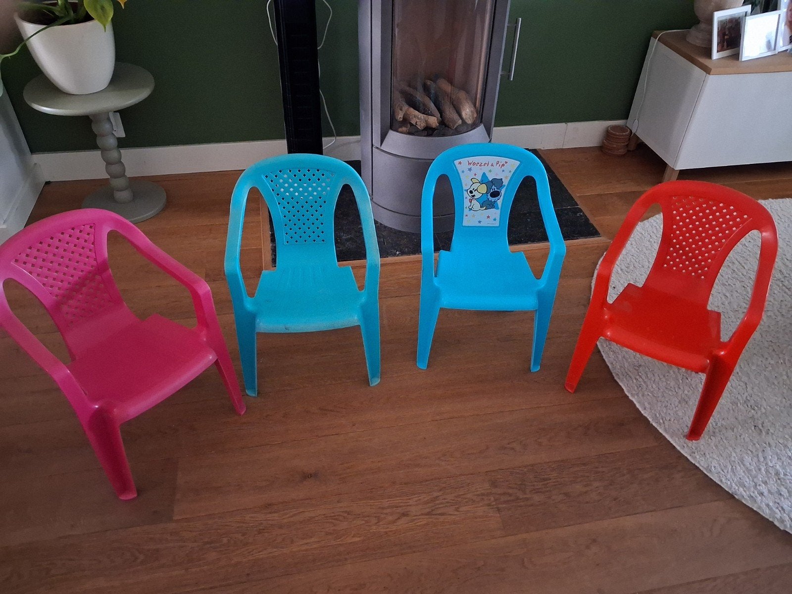 4 kleurrijke kinderstoeltjes, ideaal voor binnen en buiten, Kinderen en Baby's, Kinderkamer | Tafels en Stoelen, Ophalen of Verzenden