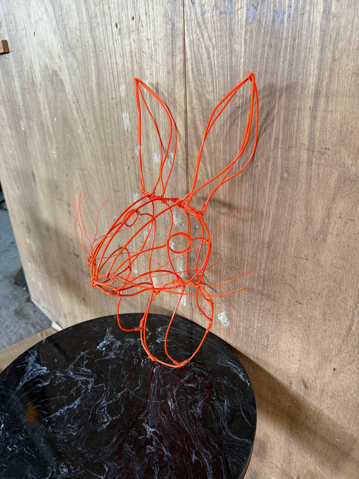 Uniek konijnenhoofd van oranje draadkunst, Ophalen of Verzenden, 20 - 50 cm, Beeld, Modern