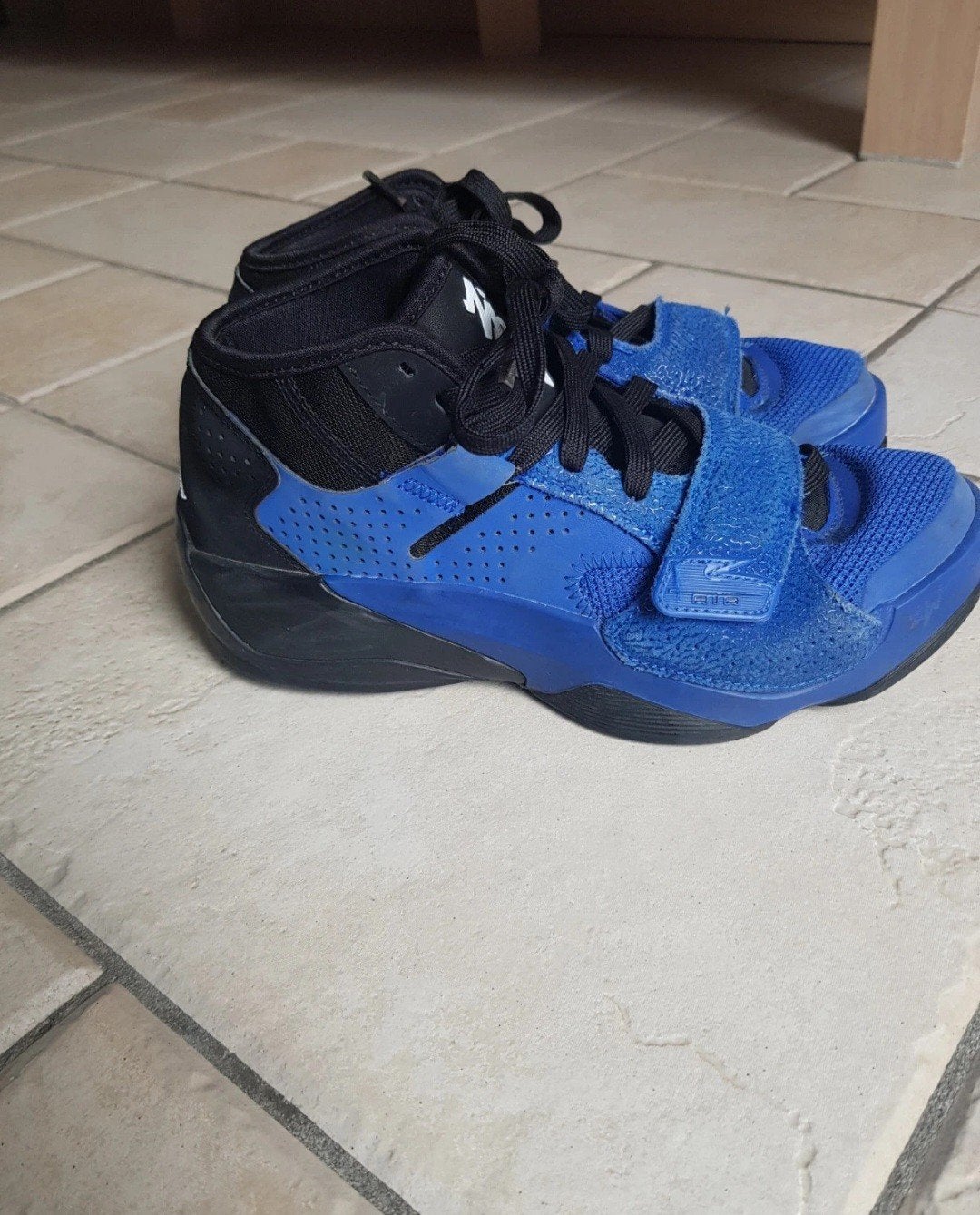 Jordan Zion Sneakers Zwart/Blauw - Maat 36,5, Zwart, Ophalen of Verzenden, Sneakers of Gympen, Gedragen