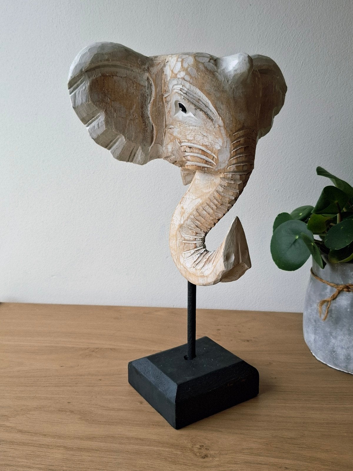 Houten olifantenbeeld op standaard 31cm handgesneden, Hout, Handgemaakt, Beeld, Ophalen of Verzenden