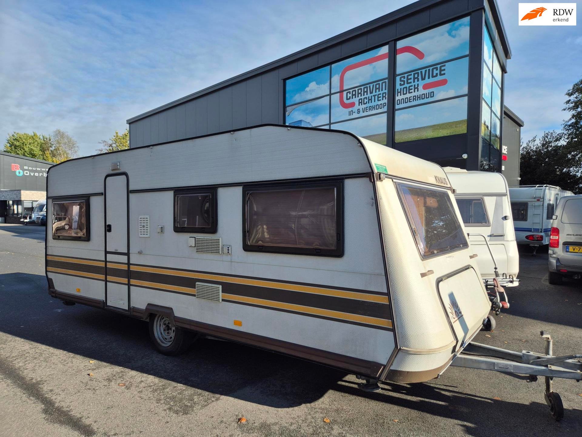 Knaus AZUR 530 + Voortent, erg nette & droge budget caravan, Rondzit, Omvormer of Lader, Bedrijf, 750 - 1000 kg