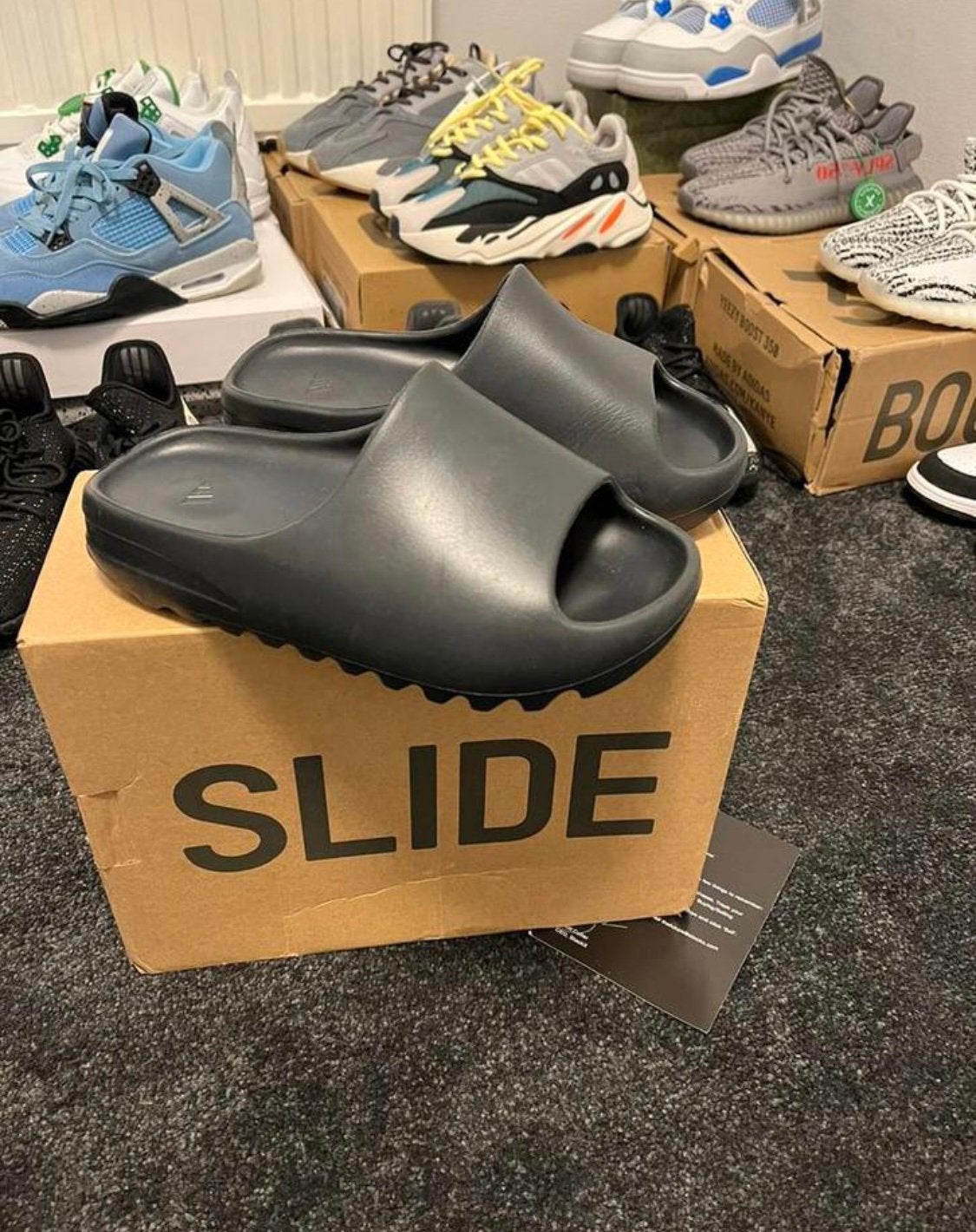 Yeezy slide onyx nieuw unisex, Ophalen of Verzenden, Nieuw, Zwart, Slippers
