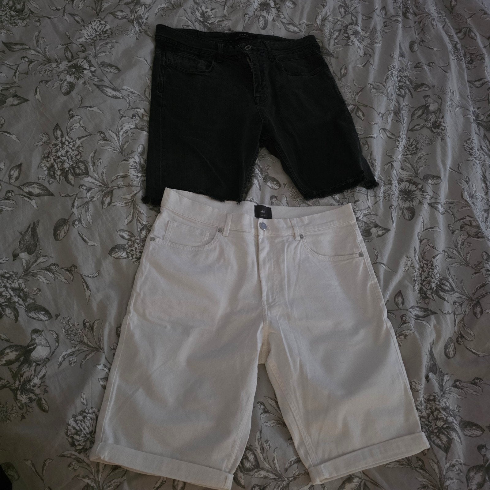 2 korte spijkerbroeken maat M (wit H&M, zwart Zara), Kleding | Dames, Broeken en Pantalons, Maat 38/40 (M), Kort, Wit, Ophalen of Verzenden