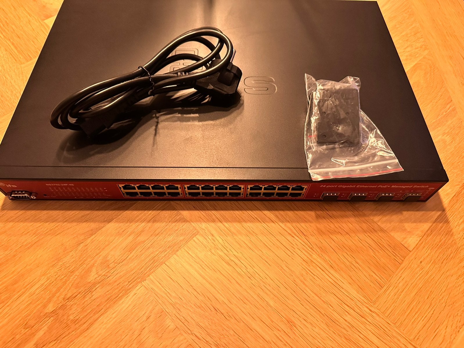 Interlogix IFS NS3702-24P-4S gigabit PoE+ switch., Ophalen of Verzenden, Zo goed als nieuw