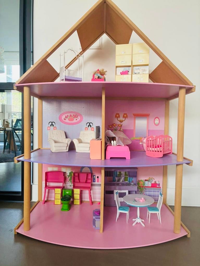 Mooi houten Barbiehuis met inboedel, Kinderen en Baby's, Speelgoed | Poppenhuizen, Ophalen of Verzenden, Zo goed als nieuw, Poppenhuis