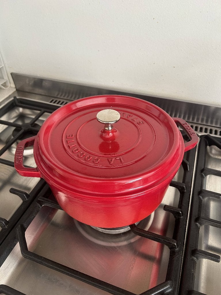 New STAUB Cast Iron Cocotte / Dutch Oven – Red – 24 cm, Ophalen, Nieuw, Gietijzer, Braadpan