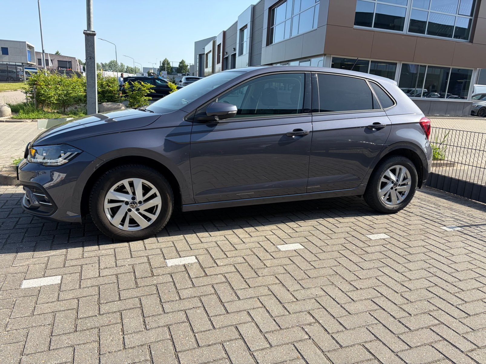 Volkswagen Polo 1.0 TSI 95pk Dsg-7 - Style 2021 Grijs, Auto's, Volkswagen, Euro 5, Stof, Zwart, 95 pk