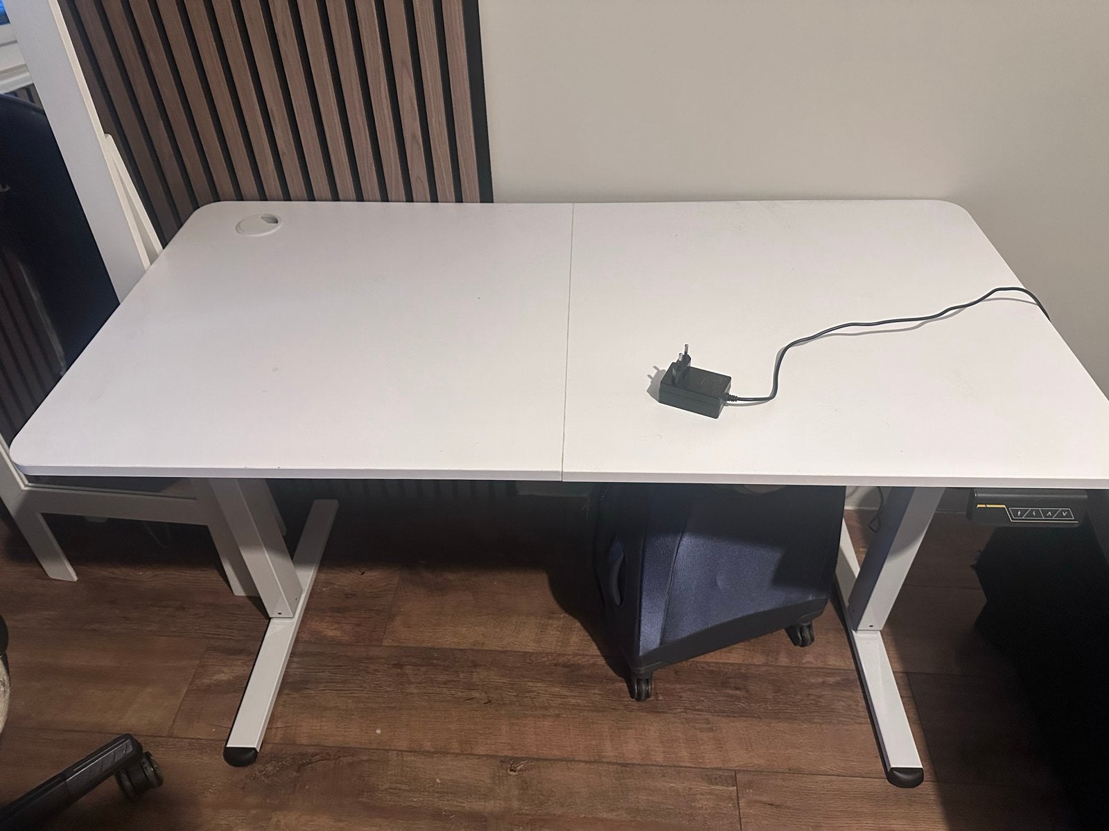 Wit elektrisch zit-sta bureau - perfect voor thuiswerkplek, Huis en Inrichting, Ophalen, Zit-sta bureau, Elektrisch, Zo goed als nieuw