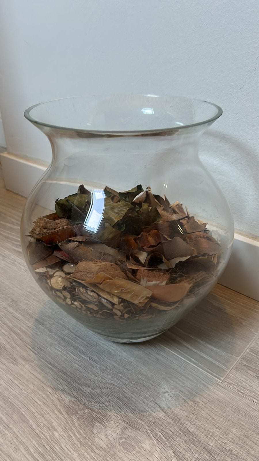 Glazen vaas met potpourri - Hoogte 26 cm, Doorsnede 20 cm, Ophalen, Gebruikt, Transparant, Inclusief decoratie