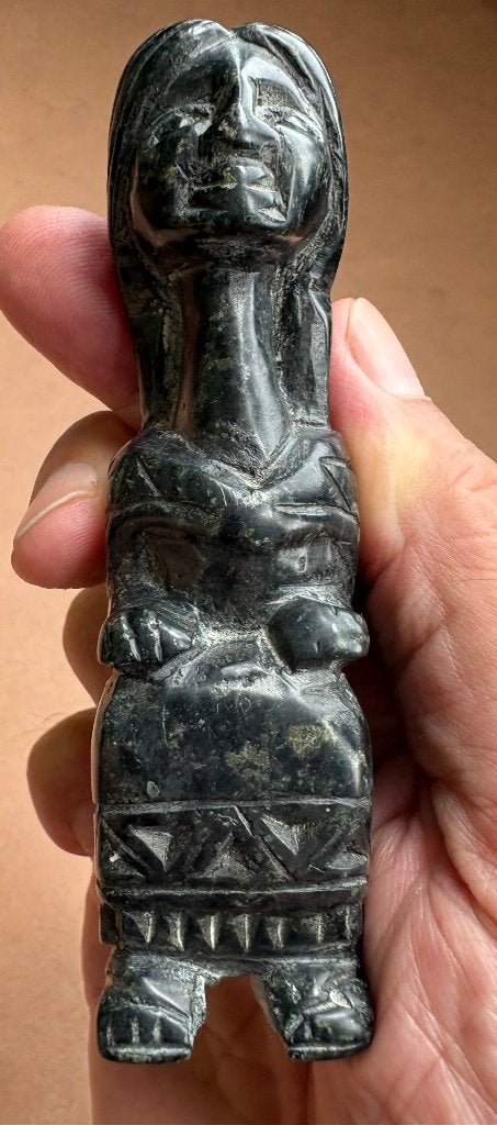 Mooi stenen beeldje van gehurkte Inuit vrouw, Antiek en Kunst, Steen/keramiek, Overige herkomsten, Beeld, Gesneden