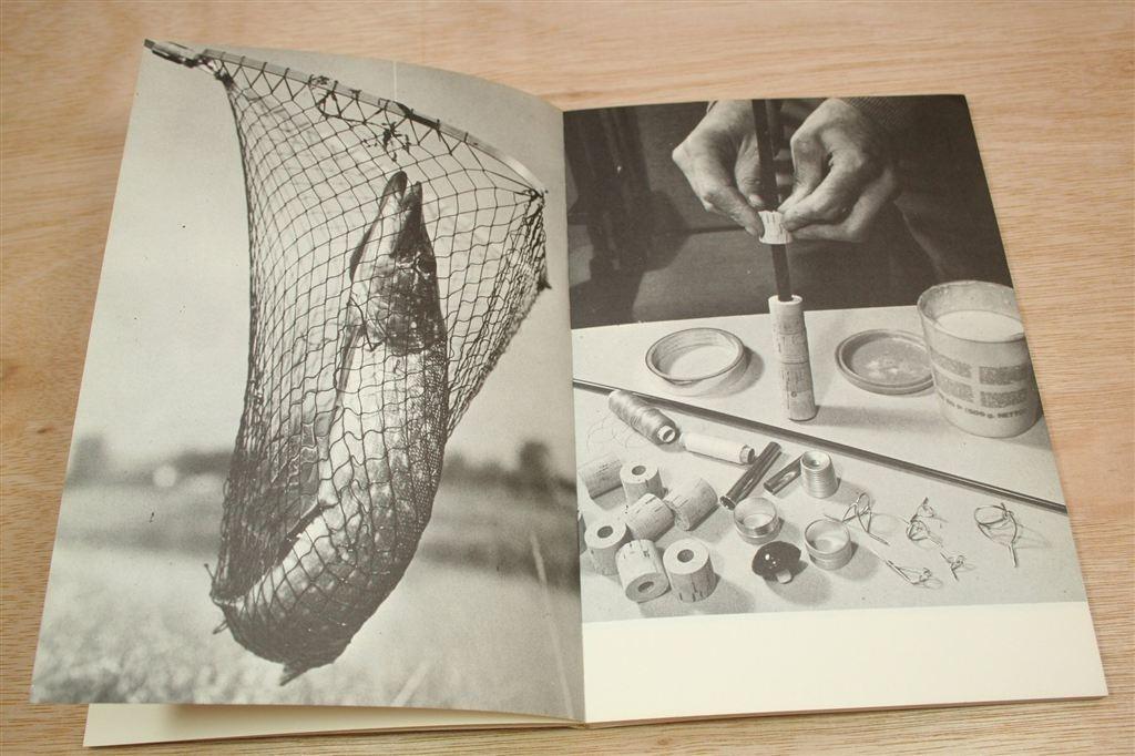 Vissen hoeft niet zo duur te zijn [1961] — A. van Onck, Ophalen of Verzenden, Gelezen, Watersport en Hengelsport