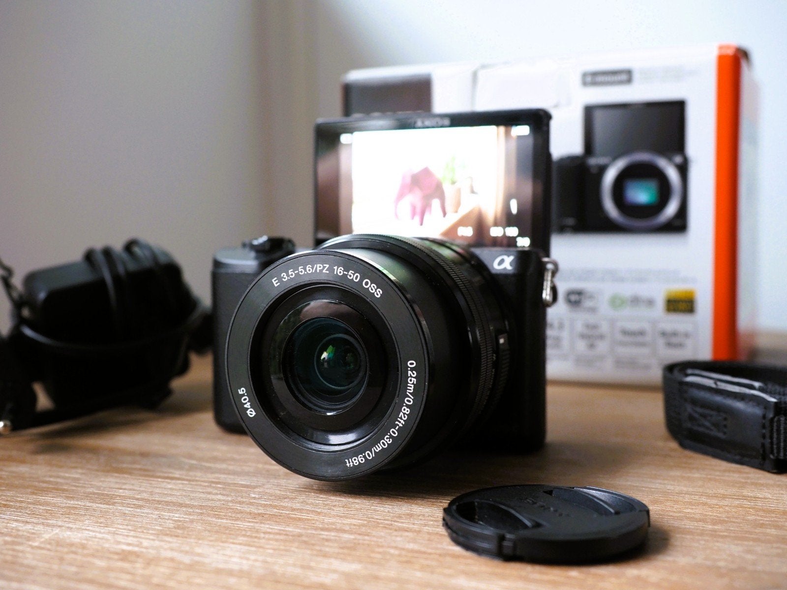 Sony Alpha a5100 + 16-50mm OSS |  (Slechts 15k Clicks), Audio, Tv en Foto, Fotocamera's Digitaal, Gebruikt, Lensdop, Ophalen of Verzenden