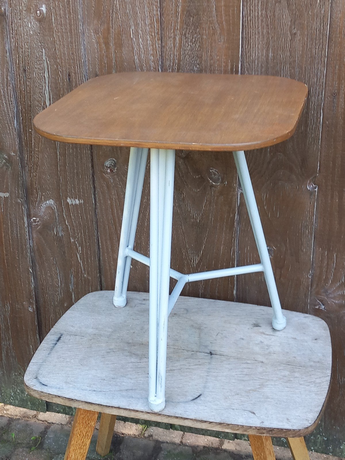 Vintage bijzettafel met houten blad en metalen poten, Antiek en Kunst, Ophalen of Verzenden