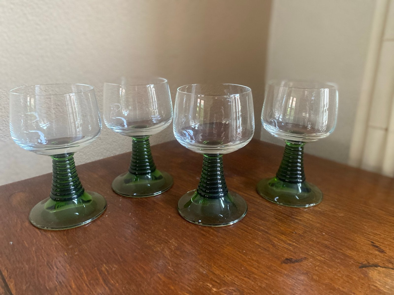 Set van 4 vintage roemer wijnglazen met groene voet, Antiek en Kunst, Antiek | Glas en Kristal, Ophalen