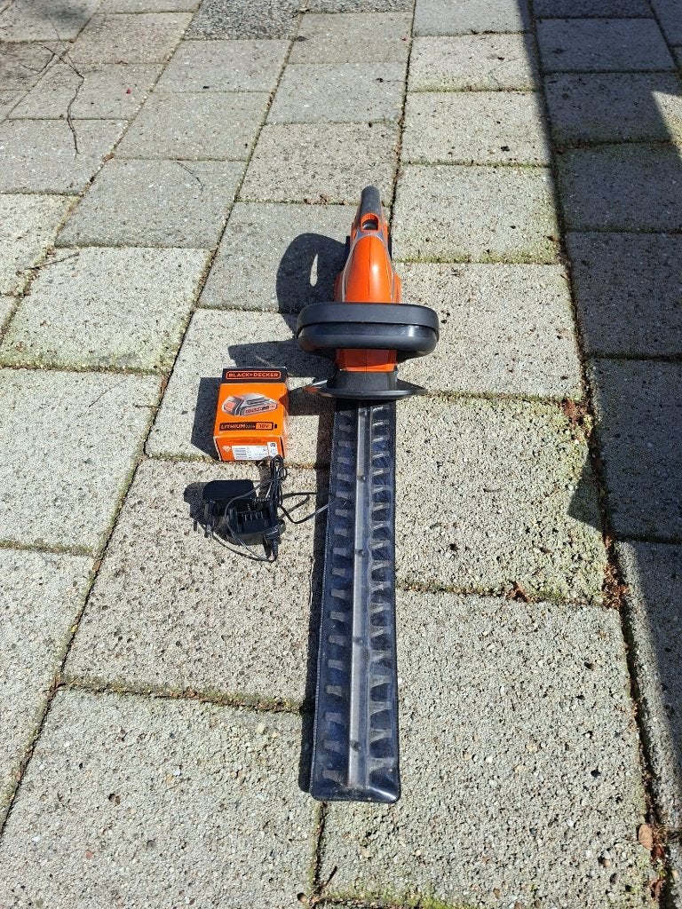 Accu heggenschaar, Ophalen, Zo goed als nieuw, Accu, BLack + Decker.