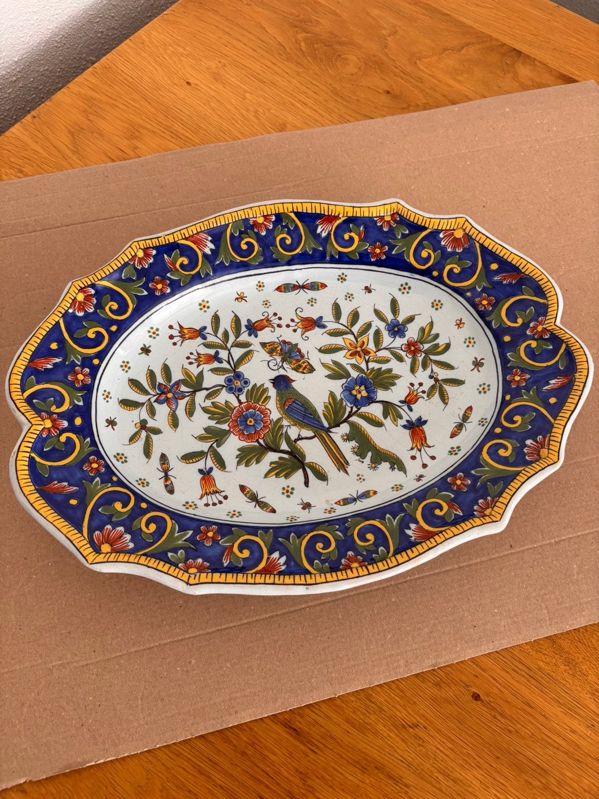 Serveerschaal, aardewerk of porselein met vogel en bloemen, Ophalen of Verzenden