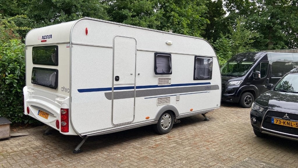 Adria Altea stapelbed airco mover boiler helemaal compleet, Dwarsbed, Koelkast, Treinzit, Particulier