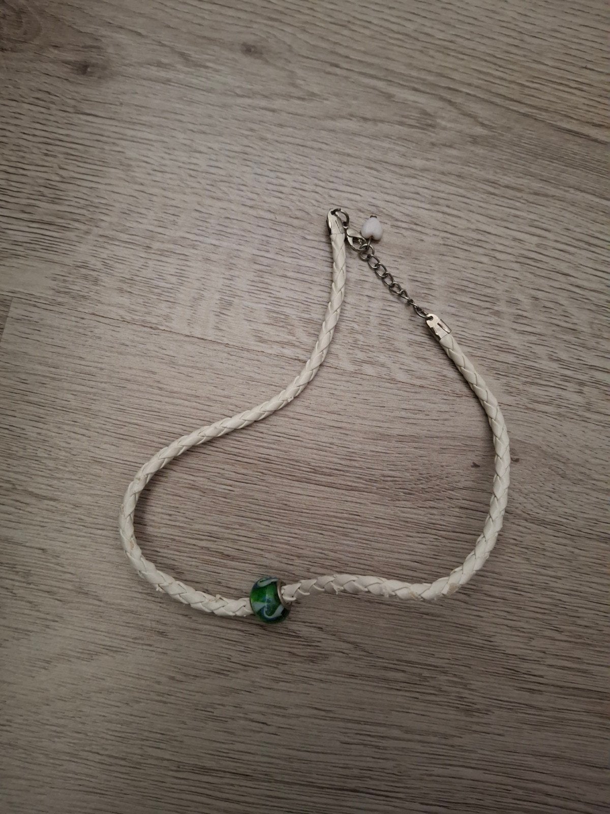 Gevlochten leren ketting met mooie groene glaskraal, Gebruikt, Wit, Leer, Ophalen of Verzenden
