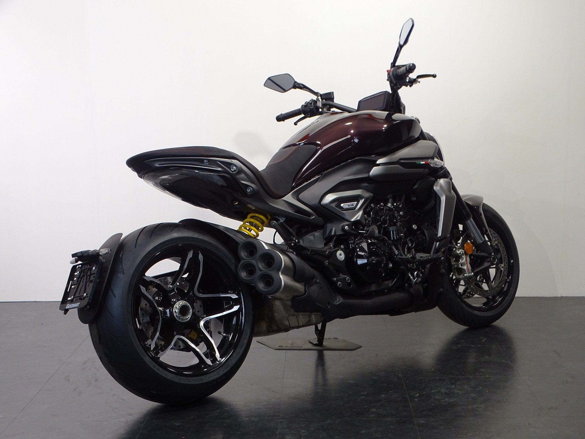 Ducati XDiavel V4, Bedrijf, Naked bike