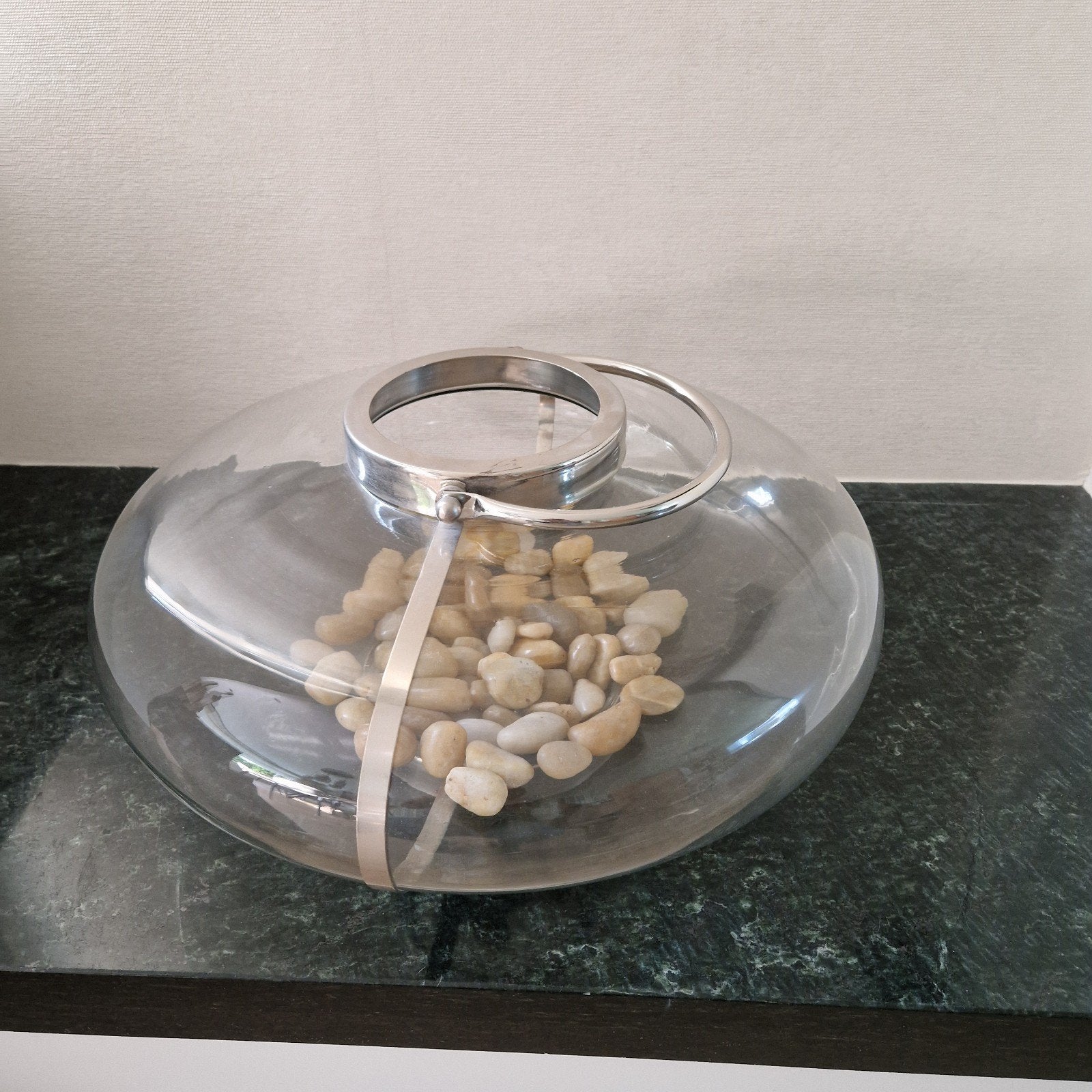 Glazen vaas met metalen hengsel - Rond, 43cm, Huis en Inrichting, Ophalen, Gebruikt, Transparant, Glas