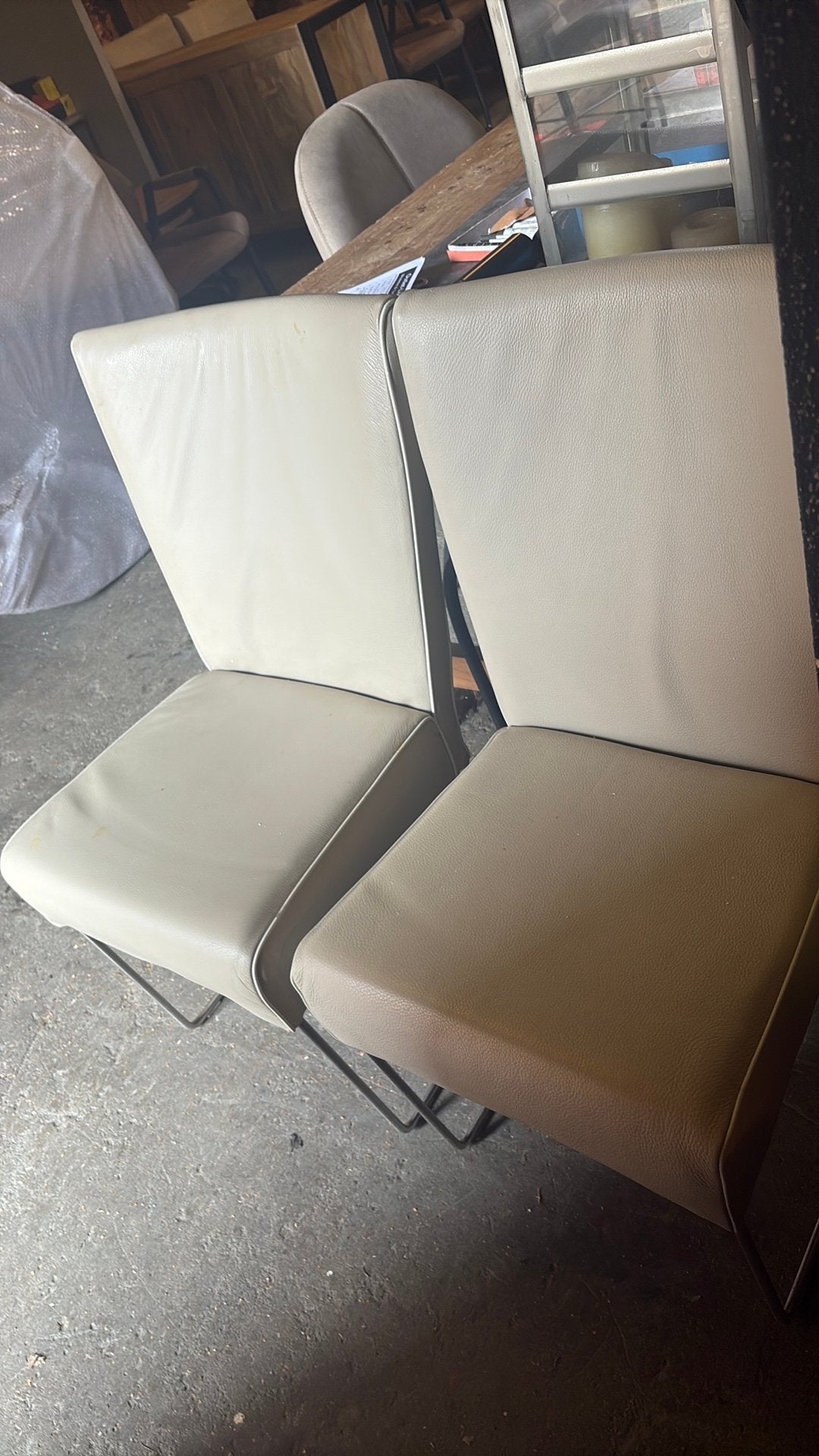4 leren stoelen nu 35,= weg=weg, Ophalen, Outletliving7@gmail.com, Zo goed als nieuw, Outlet