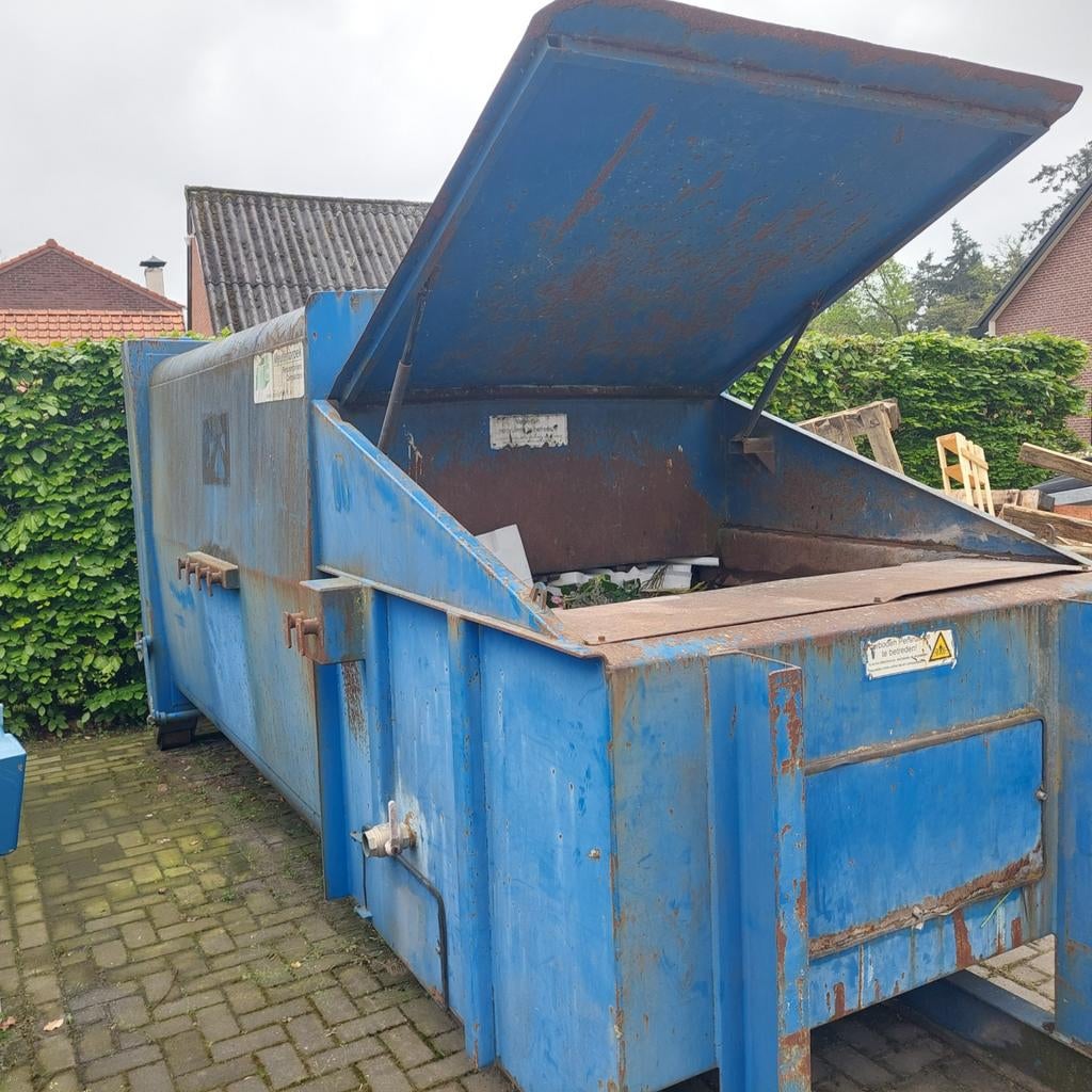 Afvalperscontainer - Hydroliek slangen net vernieuwd, Ophalen