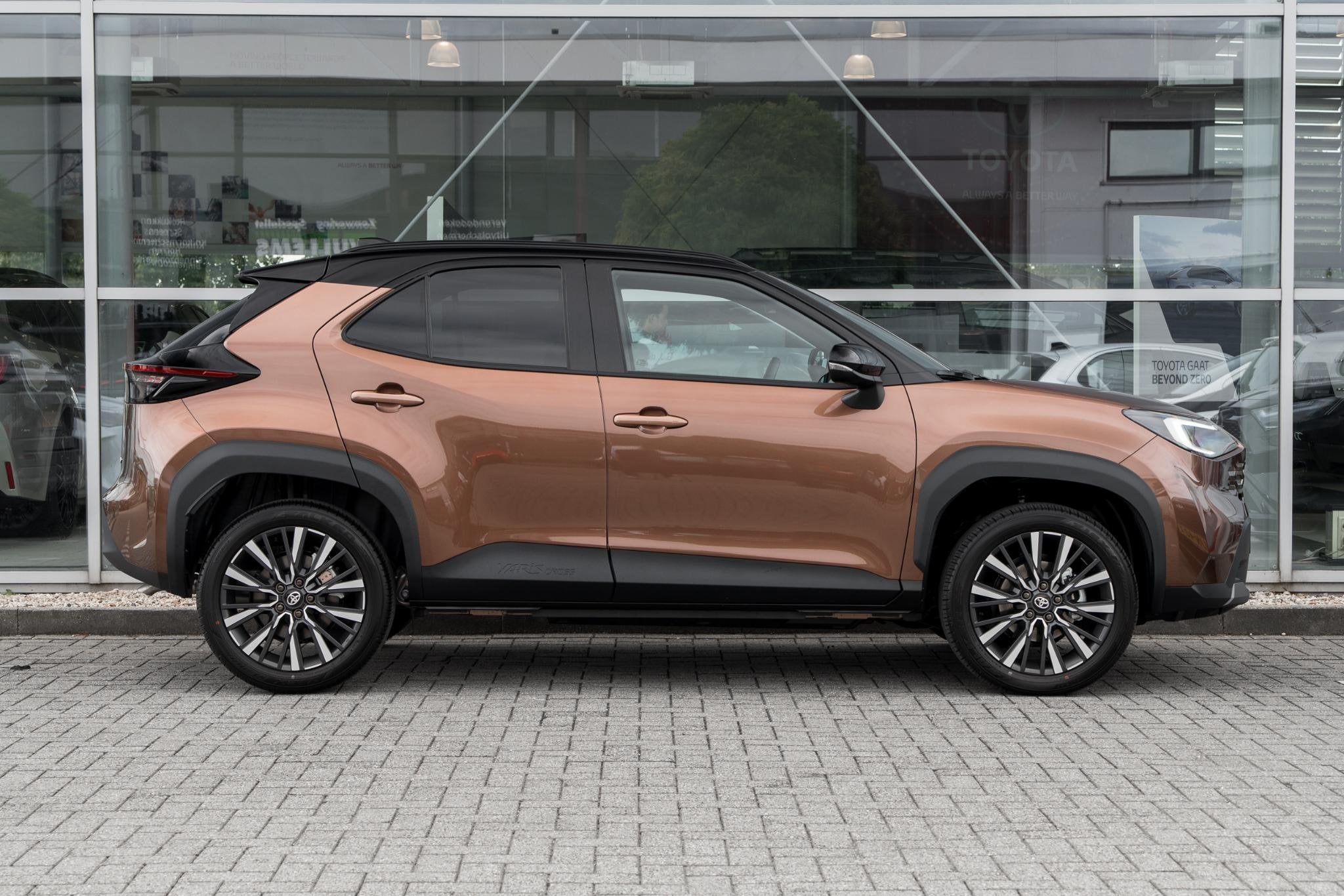 Toyota Yaris Cross 1.5 Hybrid 130 Executive Premium Pack, Auto's, Gebruikt, Bruin, Leder en Stof, Bedrijf