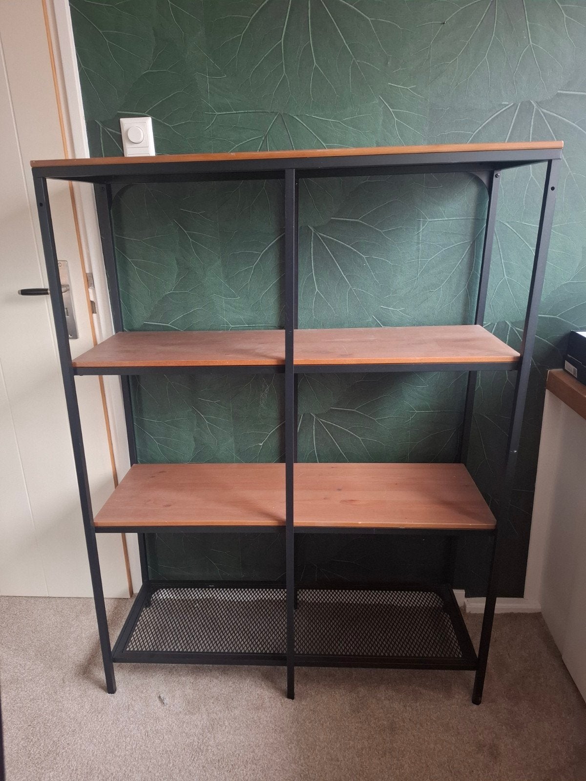 Open kast met hout en zwart metaal, Ophalen
