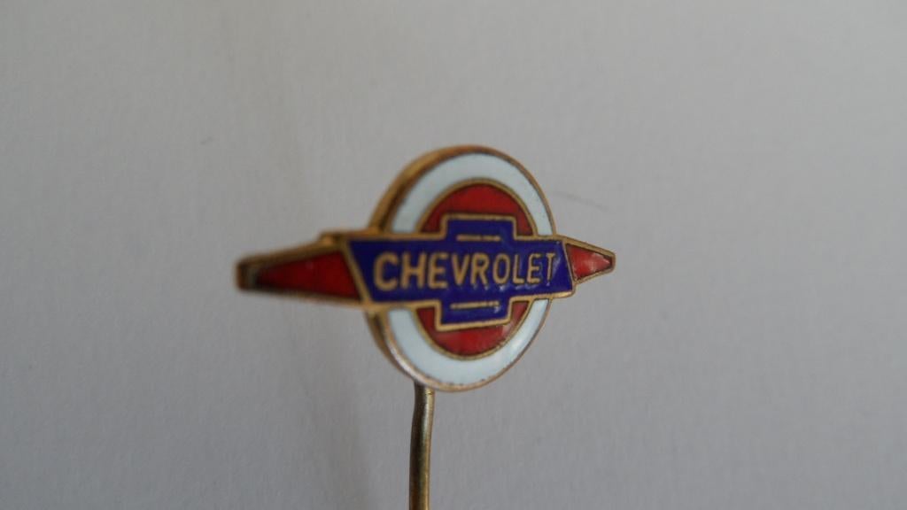 Chevrolet oldtimerauto speld, geëmailleerd, Verzamelen, Speldjes, Pins en Buttons, Verzenden, Gebruikt, Merk, Speldje of Pin