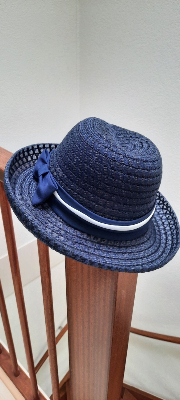 Stijlvolle donkerblauwe hoed, maat 57/58, Kleding | Dames, Hoeden en Petten, Ophalen of Verzenden, Zo goed als nieuw, 58 cm (L, 7¼ inch) of meer