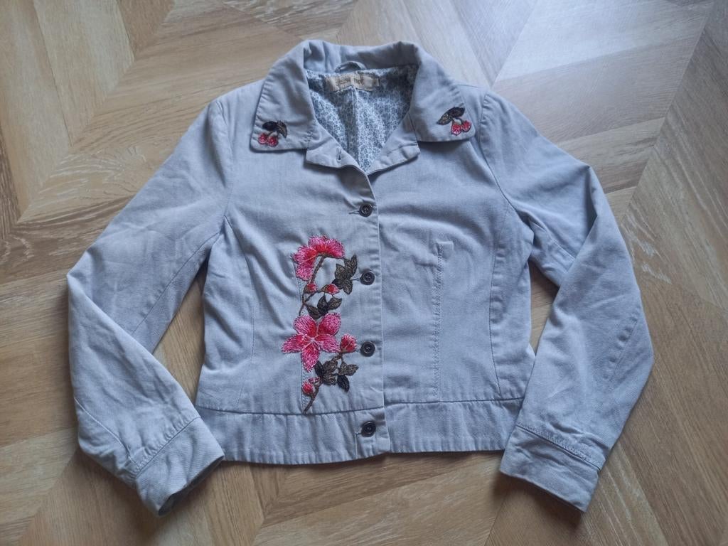 Spijkerjasje met bloemborduursels sissy boy - Maat M, Ophalen of Verzenden, Zo goed als nieuw, Maat 38/40 (M), Blauw