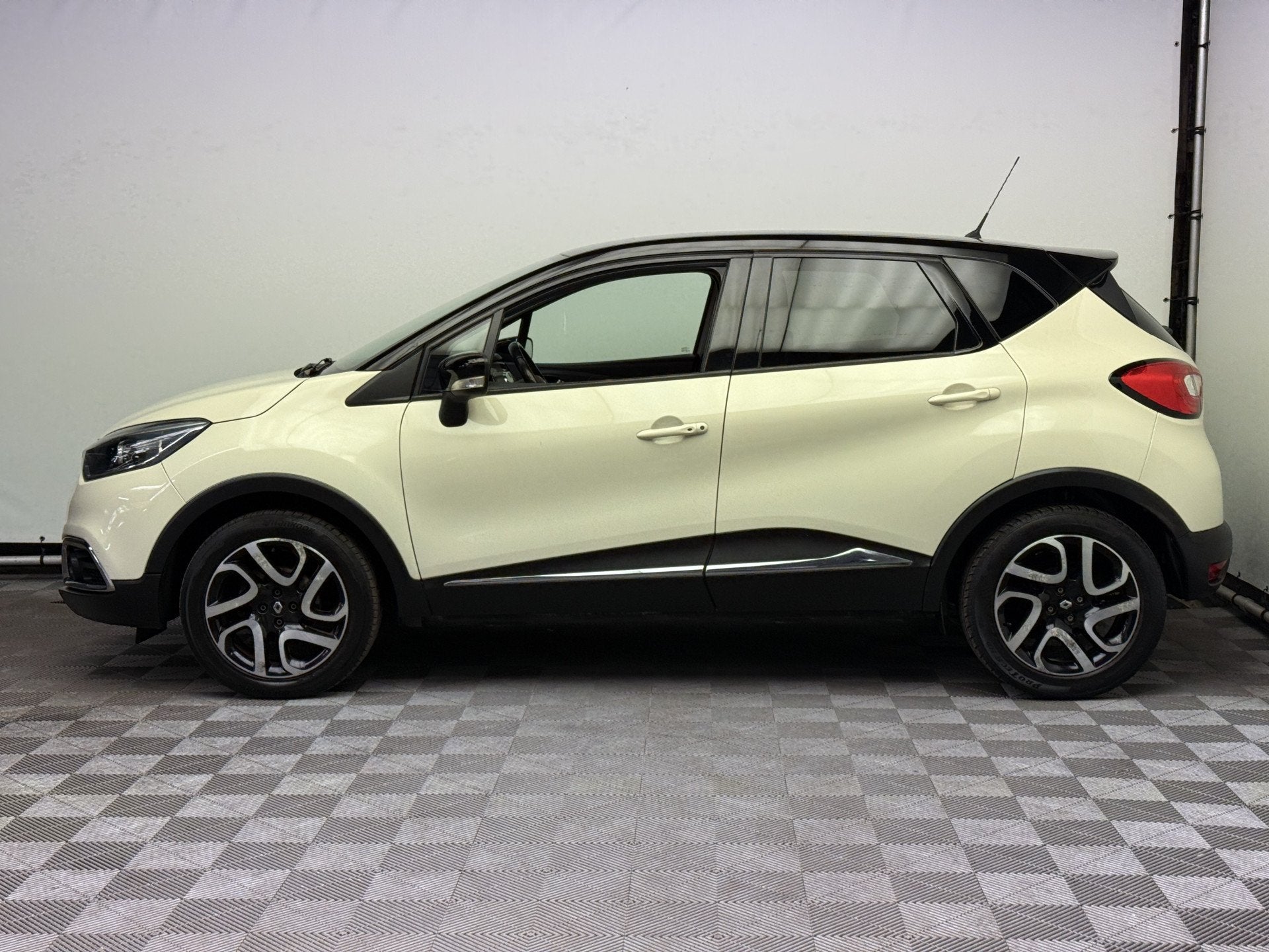 Renault Captur 0.9 TCe Dynamique Navi ECC Camera Trekhaak NL, Auto's, Voorwielaandrijving, Stof, Gebruikt, Met garantie (alle)