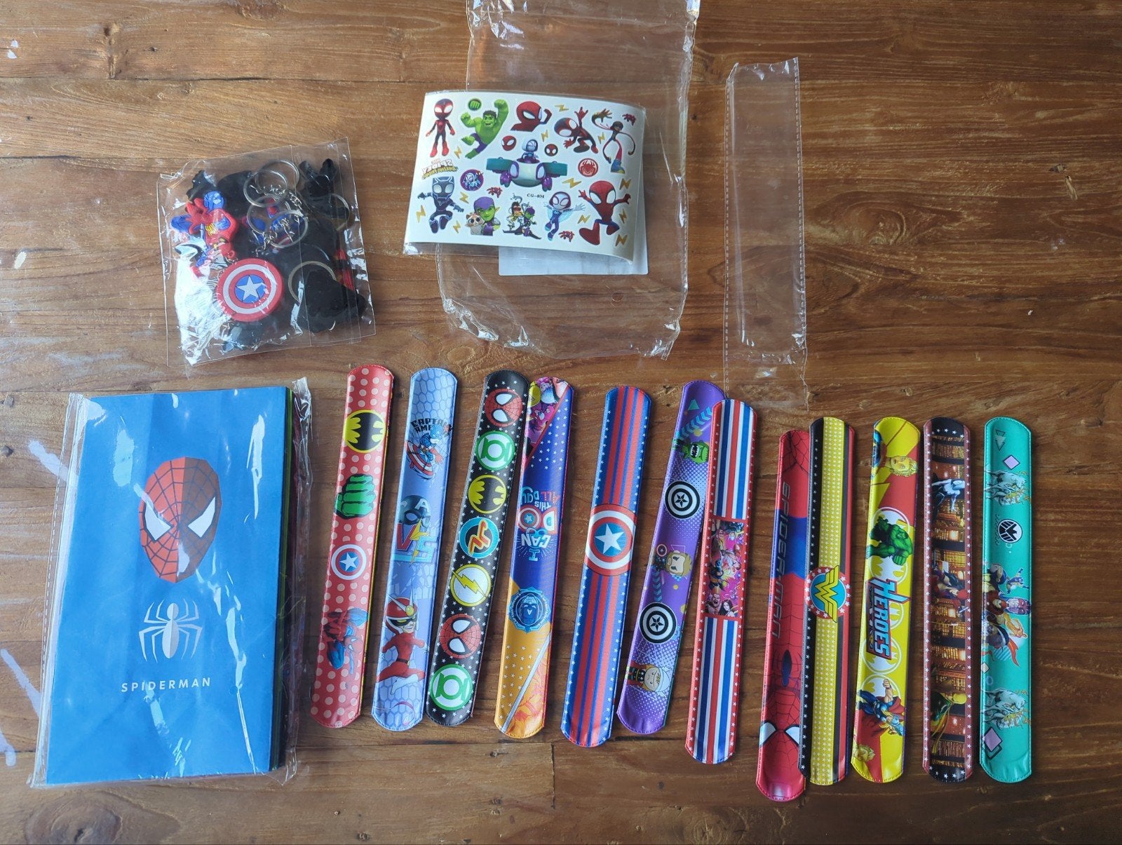 superhelden party bags, sleutelhangers, armbanden en sticker, Verzenden, Nieuw, Feestartikel, Verjaardag